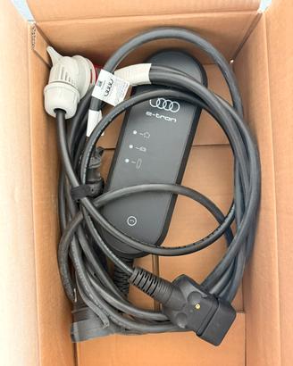 Carica batteria auto elettrica