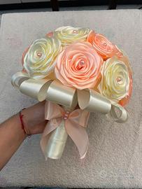 Elegante bouqurt di rose in raso fatte a mano