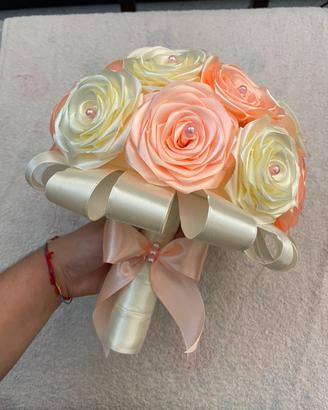 Elegante bouqurt di rose in raso fatte a mano