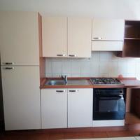 Cucina componibile con elettrodomestici 