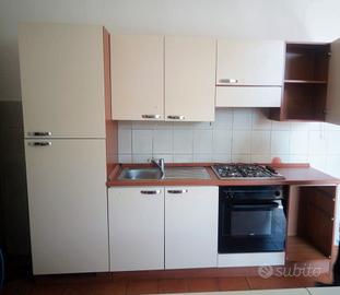 Cucina componibile con elettrodomestici 