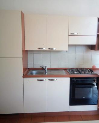 Cucina componibile con elettrodomestici 