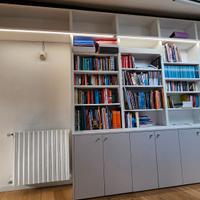 Grande libreria bianca con luce integrata