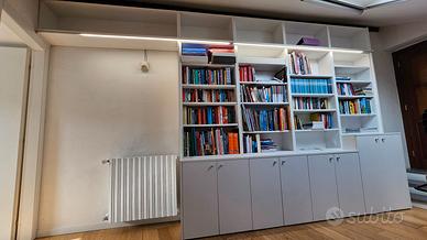 Grande libreria bianca con luce integrata
