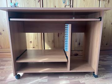 Scrivania con rotelle e con scoparti estraibili