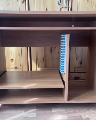 Scrivania con rotelle e con scoparti estraibili