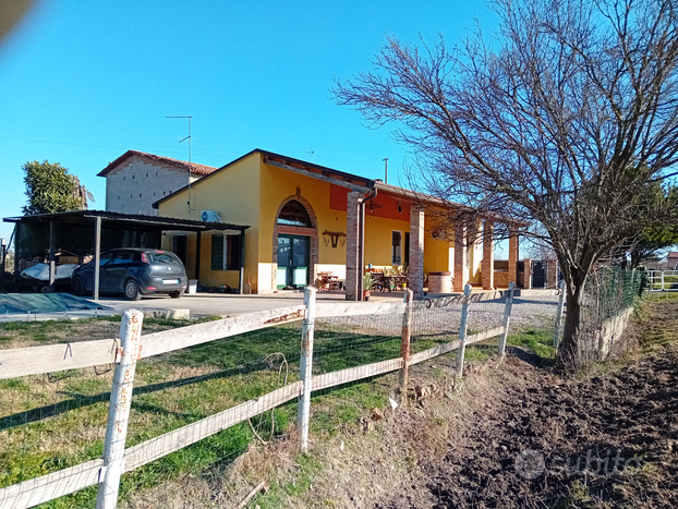 Casa singola con giardino e piscina