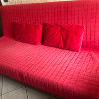 Divano letto con copertura rossa tranpuntata