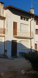 CASA IN LINEA BICAMERE CON TERRAZZO E POSTO AUTO.