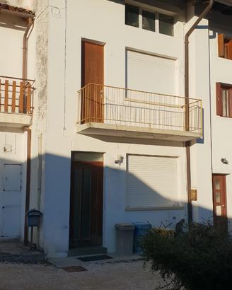 CASA IN LINEA BICAMERE CON TERRAZZO E POSTO AUTO.