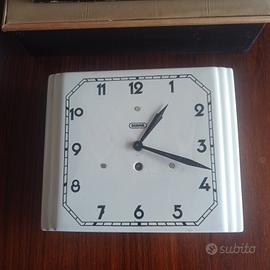 Orologio da parete in ceramica.