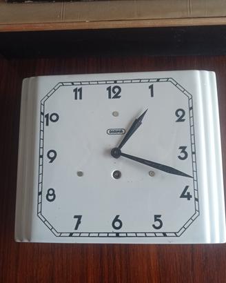 Orologio da parete in ceramica.