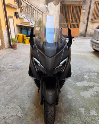 Yamaha t max 560