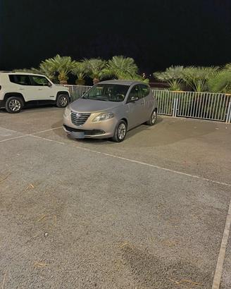 lancia y