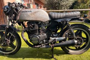 Moto d’epoca unica -Café Racer “honda cb400n dell’