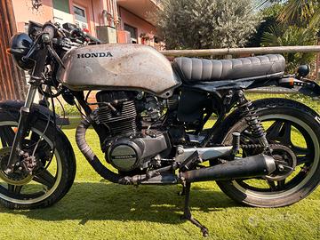 Moto d’epoca unica -Café Racer “honda cb400n dell’