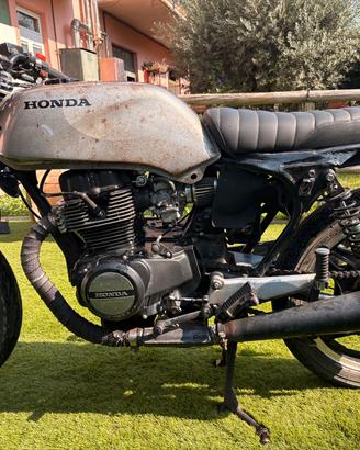 Moto d’epoca unica -Café Racer “honda cb400n dell’