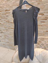 vestito grigio con maniche a sbuffo