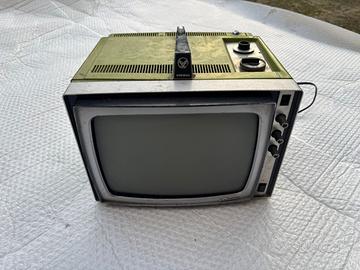 TV PORTATILE E MACCHINA DA SCRIVERE