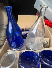 Piatti sperlunghe ciotole e bottiglie