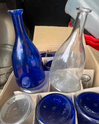 Piatti sperlunghe ciotole e bottiglie