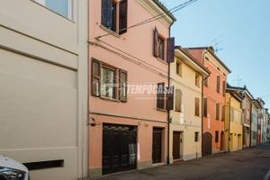 TERRATETTO IN CENTRO STORICO CON GIARDINO PRIVATO