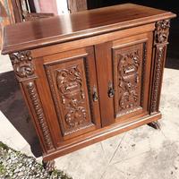 Credenza scolpita in noce .