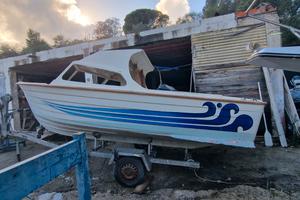 Chiattino di due misure più barca entra