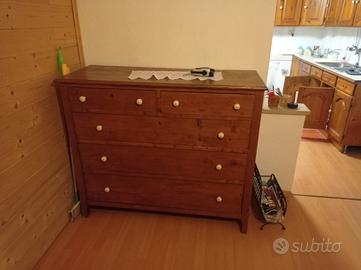 Armadio e cassapanca e letti a castello