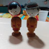 Bamboline in legno che vogliono stare vicini