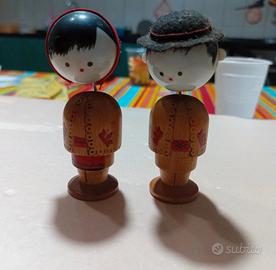 Bamboline in legno che vogliono stare vicini