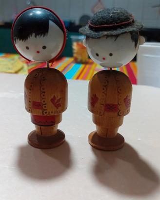 Bamboline in legno che vogliono stare vicini