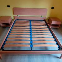 Letto matrimoniale a doghe con comodini