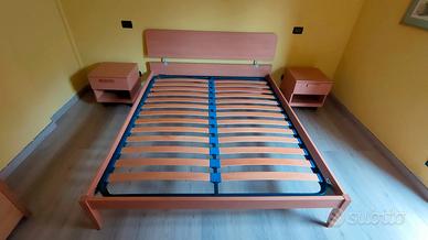Letto matrimoniale a doghe con comodini