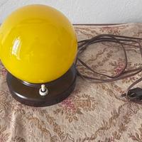 Lampada da comodino con palla in vetro