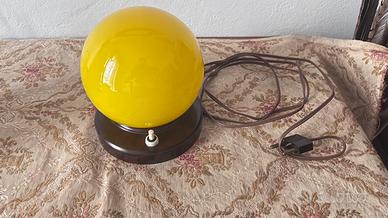 Lampada da comodino con palla in vetro