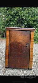 Mobiletto con macchina da cucire d’epoca scomparsa