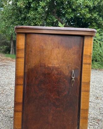 Mobiletto con macchina da cucire d’epoca scomparsa