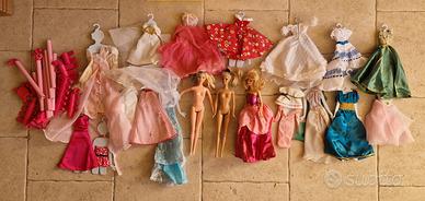 Lotto 3 barbie, vestiti e stand
