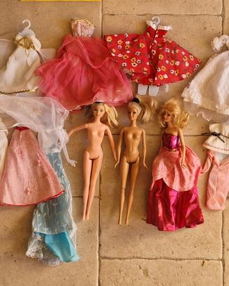 Lotto 3 barbie, vestiti e stand