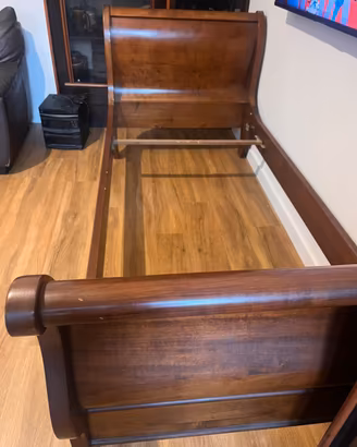 Letto singolo o sofà in noce