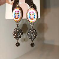 Orecchini con gufi colorati in metallo brunito .