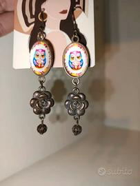 Orecchini con gufi colorati in metallo brunito .