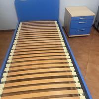 Letto con materasso e comodino