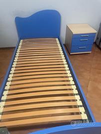 Letto con materasso e comodino
