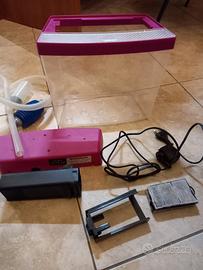 Acquario con pompa di filtraggio e pulizia