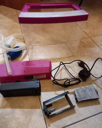 Acquario con pompa di filtraggio e pulizia