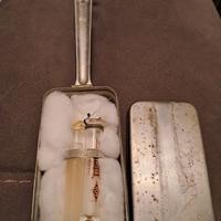 kit medico con scatola metallo e siringa in vetro