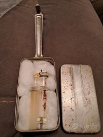kit medico con scatola metallo e siringa in vetro