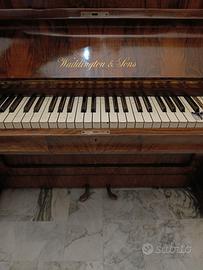 pianoforte antico a muro 